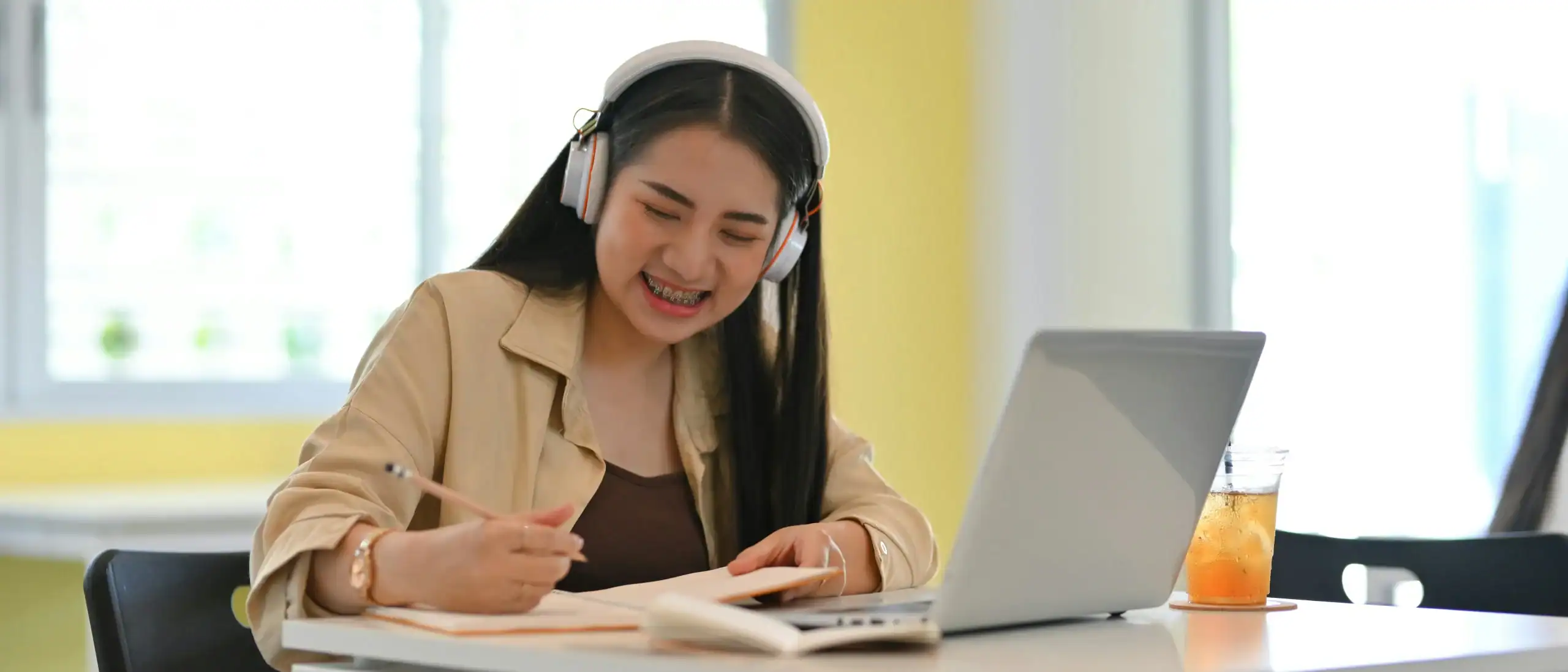 Using headphones to manage autism sound sensitivity while studying Using headphones to manage autism sound sensitivity while studying